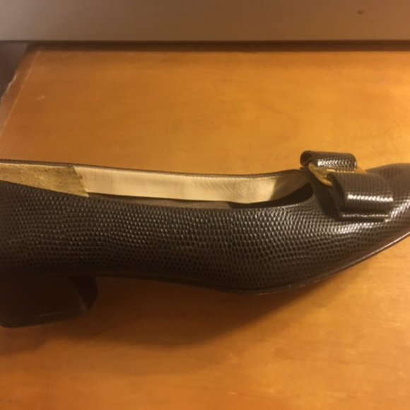 Salvatore Ferregamo Vara Bow Leather Pumps (Size 7.5) - Picture 5 of 11